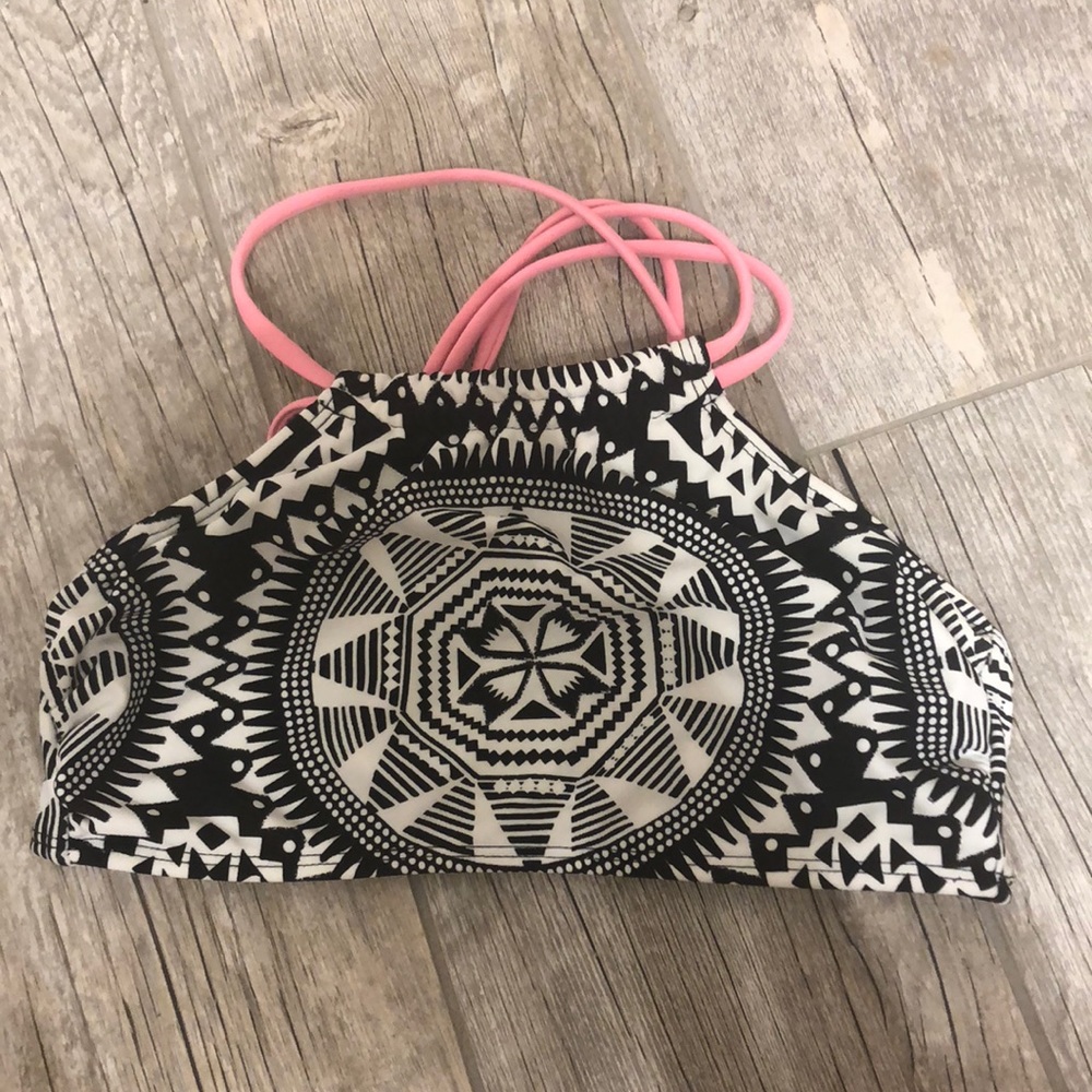 Super cute bikini top!